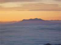 石川県　白山から夜明け前の雲海に浮かぶ御嶽山